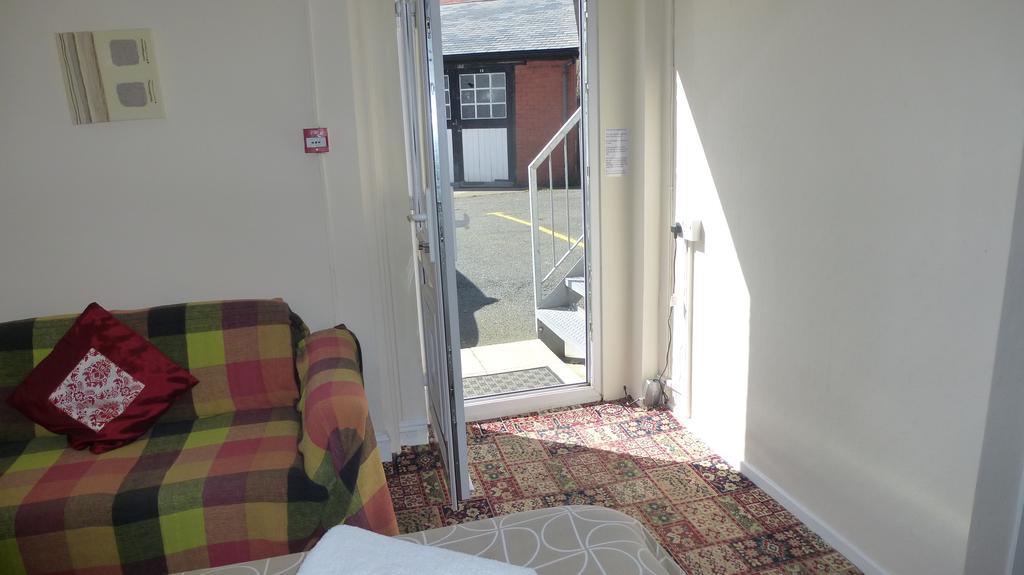 Whitehall Guest House Colwyn Bay Extérieur photo